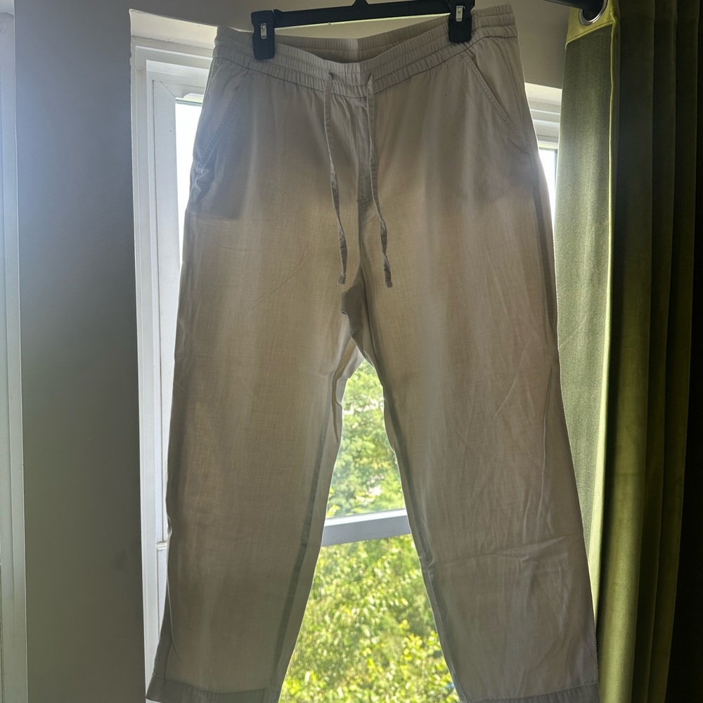 GAP women’s tan khaki capri Casual Pants- L
